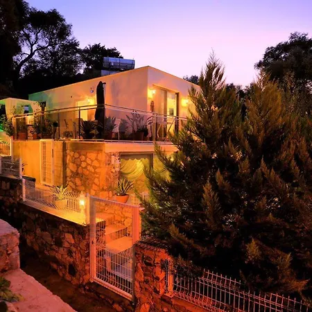 Ada Villa